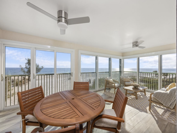 Intimate 4 unit beachfront complex